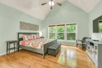 Clean and Cozy Family Ranch Home, Amazing Location! 2 Pools, Splash Pad, & Golf!