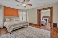 Spacious 5-bedroom house with parking and everything you need in charming Elyria - Wifi