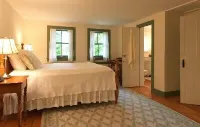 Quintessential Vermont  Farmhouse With Hot Tub, Fabulous Location & Views - 4-نجوم