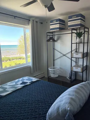 Beach Front Home, Family-Friendly, 2 Miles from Downtown Caseville. - 沙灘