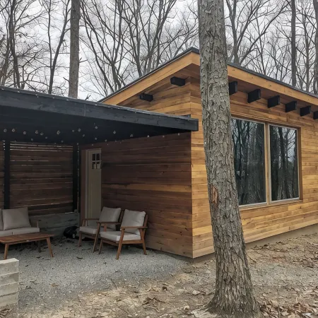Modern Cloudland Cabin, 1.5 miles of private trails through 10 acres of woodland