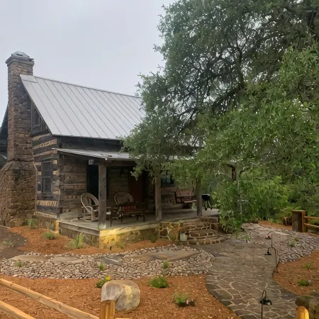 Hill Country Log Cabin Close to Wimberley & Dripping Springs Shopping and Dining