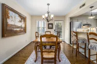 Beautifully Decorated Home Close to Everything - Homestays