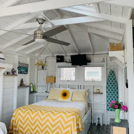 Water View Cottage within Steps to Private Beach