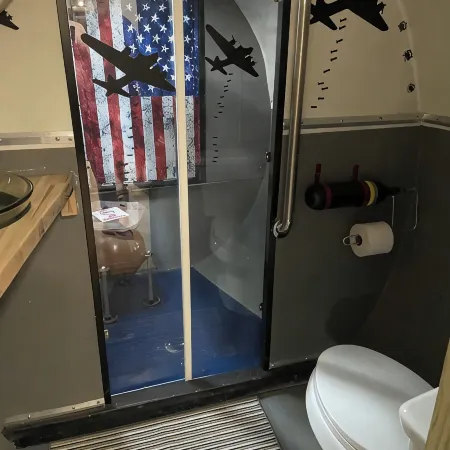 Stay in a Piece of History! 1941 WWII Douglas DC-3 Airliner 랭레이드 카운티 호텔