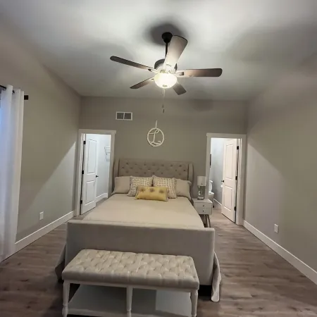 Modern farmhouse, secluded and convenient. 5 minutes from The ARK 2 min off exit