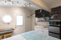 Nautical-themed Studio less than a block to sea, sun and fun! - Wifi
