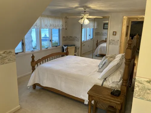 Spacious Lakefront Home with Amazing View - Wifi