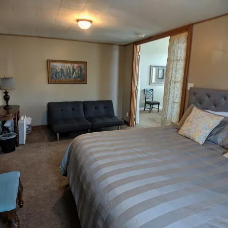 The Red Front Suite - Sleeps 15
