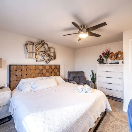Designer Home. Lake View. Amazing Patio. Heated Swim Spa Pool & Hot Tub