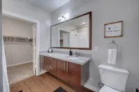 Plush 1Br Cal King Suite Close to Everything - 3-Star