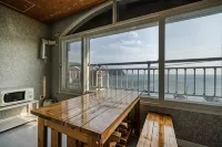 Geojedo Beach Mongdol House Pension - ติดทะเล