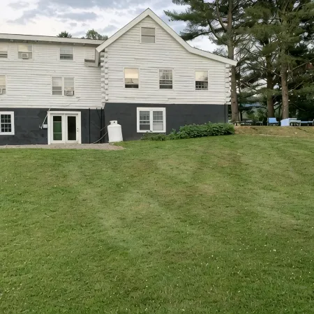 Located in the heart of Stowe Hollow!!! Close to town!!! Close to skiing!!!