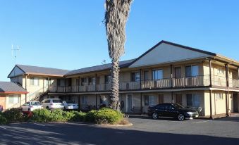 Lilac City Motor Inn & Steakhouse