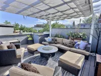 Rooftop Retreat-modern townhome in the heart of LoHi- roof deck-walk everywhere! - Bungalow