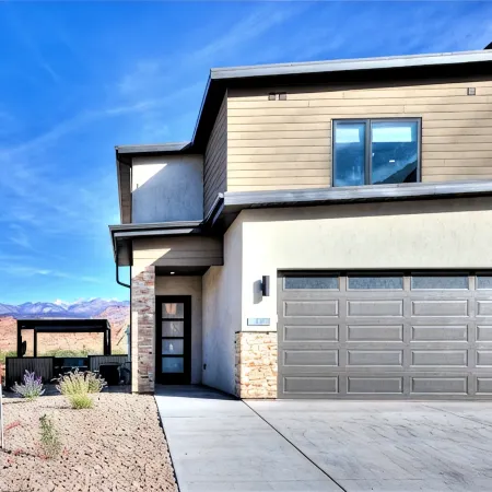 Luxury 4 bedroom twin home, beautiful views. Private hot tub. Covered patio.