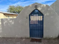 Tiny House with Loft Bed, Kitchenette, Parking in a Quiet Downtown Neighborhood - Apartments
