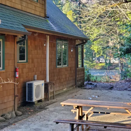 Log Cabin Inn - Cabin 12 on the Mckenzie River - minutes from Tokatee and Loloma