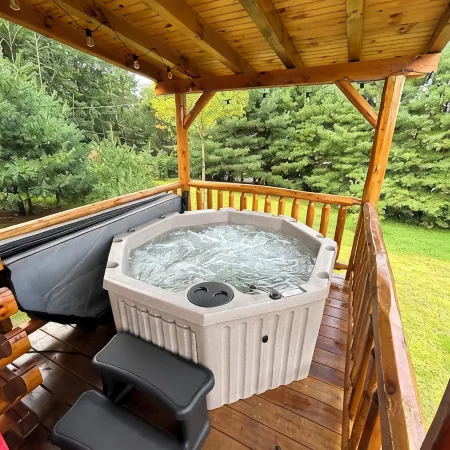 Paradise Peak Cabins “Songbird”outdoor hot tub in the heart of Amish Country