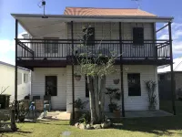 4 bedroom home. Close to restaurants,fast food, shopping and hospital - balcony