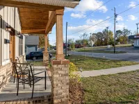 3Br Walkable Downtown Retreat ~ King Bed + Porch - 4 tähden