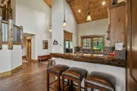 Cozy private cabin with hot tub, and ski in and out - Chalets