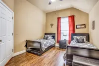 Fabulous 5 Bedroom/4 bath Home  4K TV's Fireplace  Foosball! - バルコニー