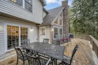 8 BEDROOM 5K Sq Ft Can Sleep 30, Minutes to Slopes and Lake, W/ VOLLEYBALL COURT - 4-Star