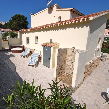 Charming Detached Holiday Home with Private Pool–Close to Beach and Fully Fenced
