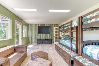 Modern Sunriver Luxury Home with Fenced Turf Pet Yard, Large Kids Room, SHARC !! - バルコニー