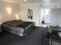 Tudor Lodge Motel - Parkplatz