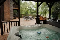 Waterfront Lake Views Villa With Hot tub in Hocking Hills - Homestays