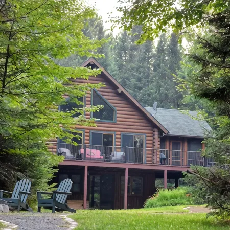 Spacious, family-sized, pet-friendly chalet style log home on Lake Chippewa.