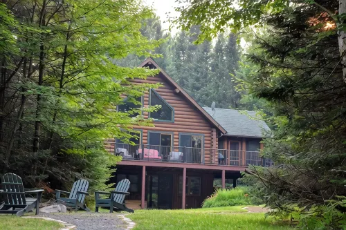 Spacious, family-sized, pet-friendly chalet style log home on Lake Chippewa. - Chalets