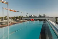 Brucklyn Hotels - Pool