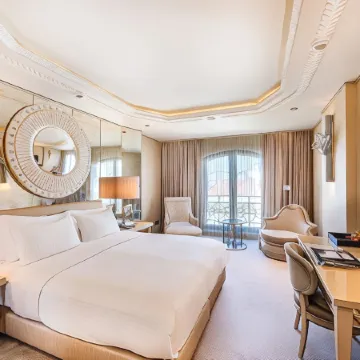 Wyndham Grand Istanbul Kalamış Marina Hotel