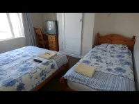 Room in Guest Room - Comfortable Family Room with Tv, Free Fast Wifi, Sleeps 3 Hotels in Harlington
