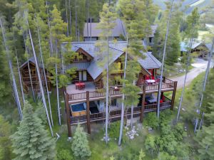 Luxury Log Chalet | Pool + Private HotTub | Ski In/Out | Overlooking Greywolf GC