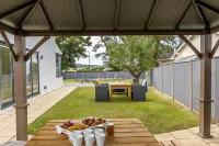 Greenacre - Close to Beaches with Hydropool Spa