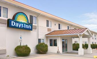 Days Inn & Suites by Wyndham Fargo 19th Ave/Airport Dome