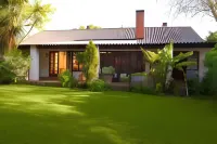Sacred Mountain Lodge Hotel di Kommetjie