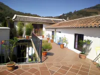 Casa Elena Hotels near El Bosque de los Cuatro Caminos