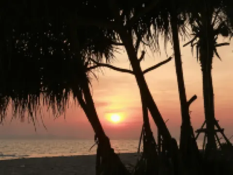 Mirror Mirror Hotel Cafe & Restaurant โรงแรมในอำเภอ แกลง