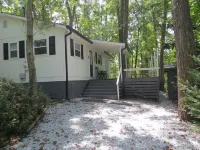 LAKEFRONT Retreat! <br>Escape To Lake Hartwell in this lakeside cottage!