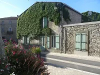 Spacious house with courtyard in the village centre Sentier d'interprétation Le Géant d'Albine 주변 호텔