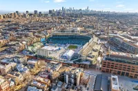 Wrigley Field Views & Cubs Vibes – Stay Across the Street!