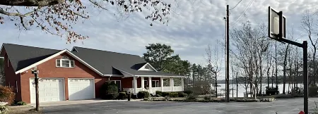 Wonderful House on Weiss Lake! Two piers and nearby boat launch. Sleeps 16