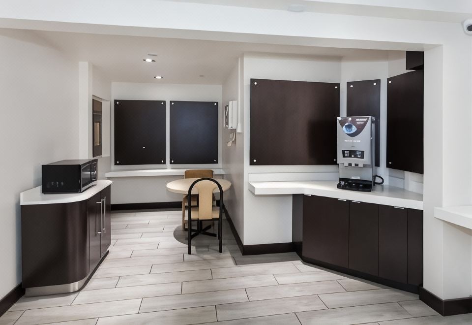 2. 모텔 6 할리우..