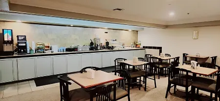 Super 8 by Wyndham Temple I-35