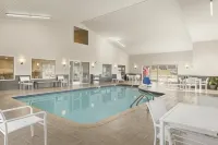Country Inn & Suites by Radisson, Platteville, WI - Parking